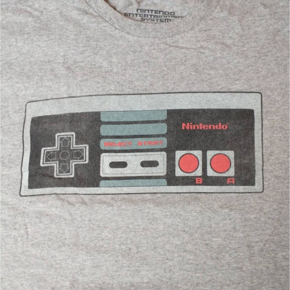 NES Nintendo Controller T-Shirt. Men's Large. Gray.
